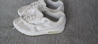 Nike Air Turnsschuhe in Weiß Größe US 8,5 Hessen - Waldbrunn Vorschau