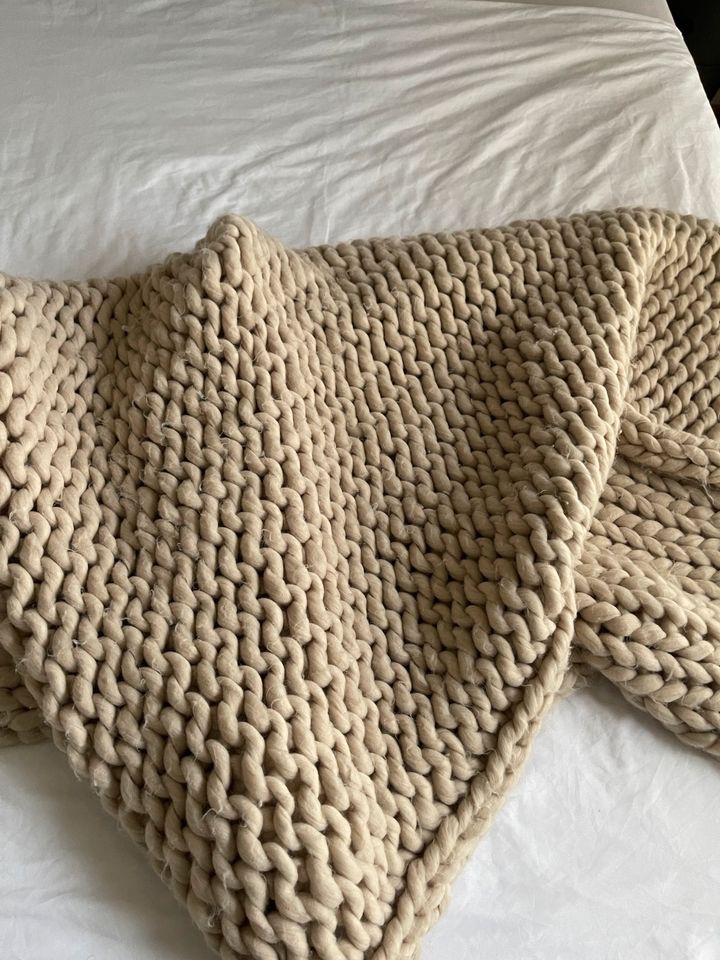 Grob gestrickte Decke beige in Illerrieden