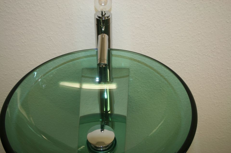 5 Waschbecken aus Glas Aufsatzbecken mit Wandkonsole für Gäste WC in Grevenbroich