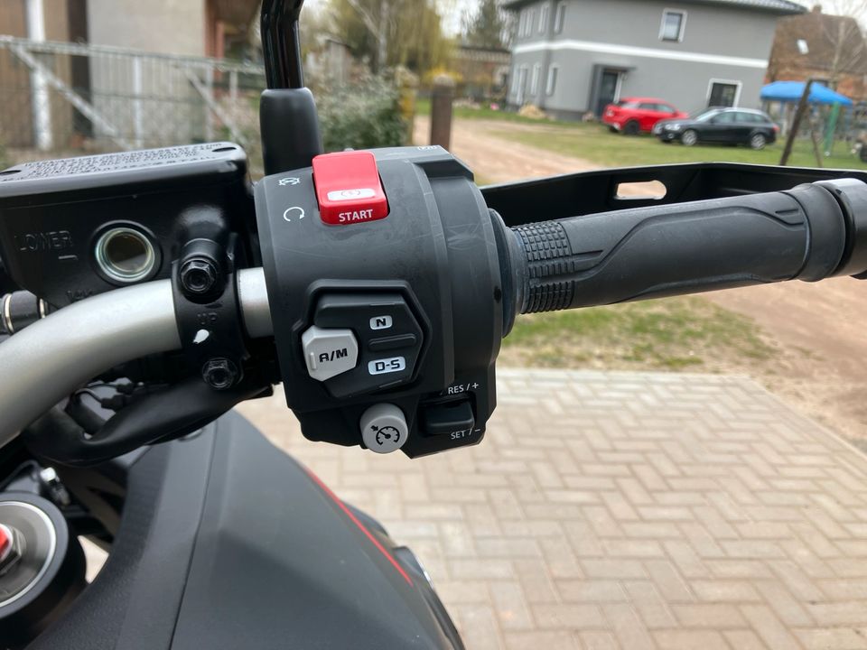 Honda CRF 1100 L DCT Africa Twin 1. Hand in Wittenberge