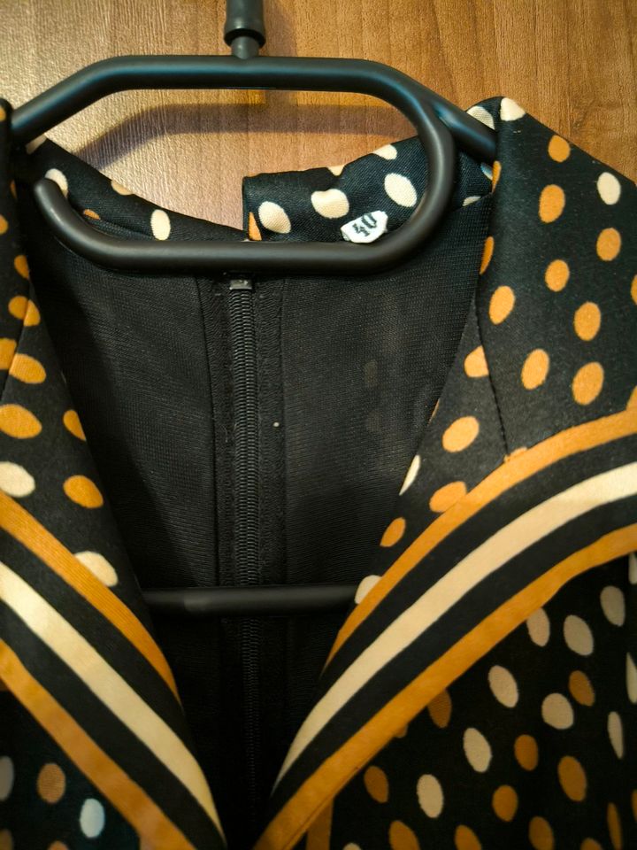 schwarzes Vintage Kleid mit braunen senfgelben und weißen Punkten in Borchen