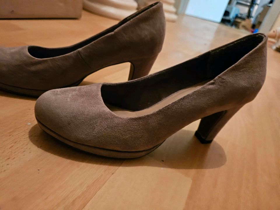 Damen Schuhe Verschiedene Größen in Lügde