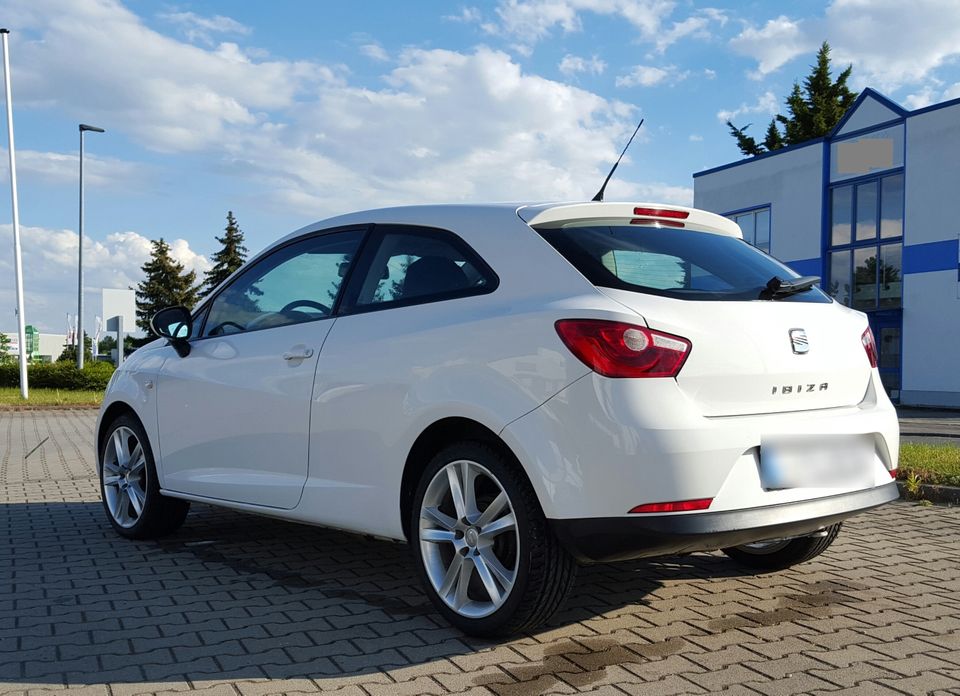 Seat Ibiza 6J SC Sport in weiß 1,4 16V/63kW Benzin 07/2011 in Taucha