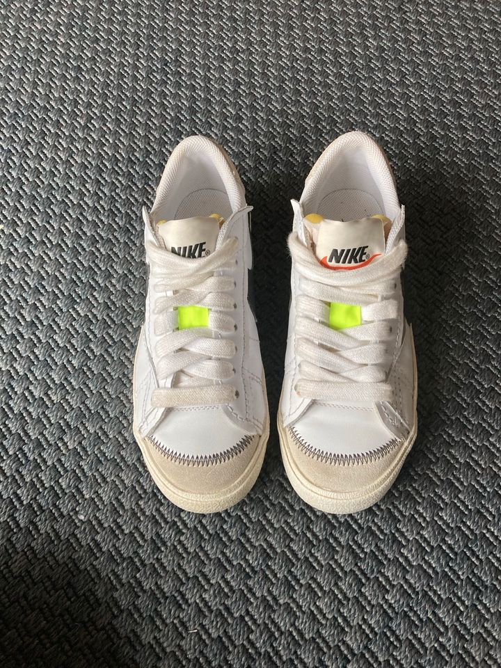 Nike Schuhe in weiß/schwarz Größe 40 in Wiesbaden