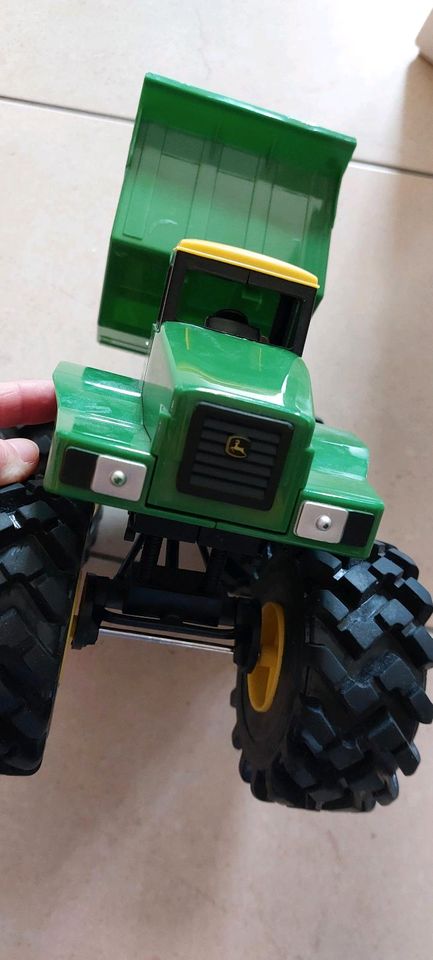 John Deere Kipplaster mit Geräusch- und Rüttelfunktion in Neubörger