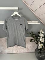 Nike Club Tee Basic T-Shirt Oberteil mit Logo grau M 38 Baden-Württemberg - Waiblingen Vorschau