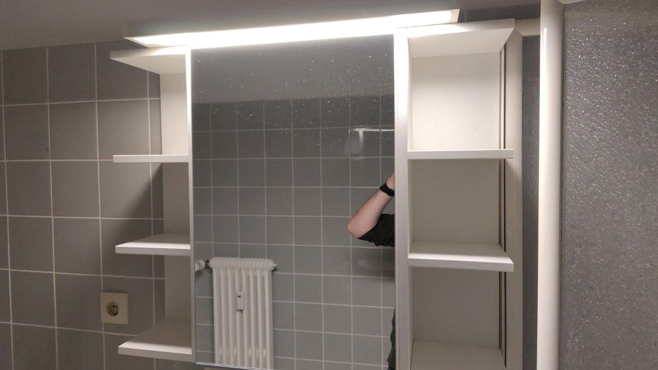 Spiegelschrank Badezimmer Ikea mit Lampe, bis Ende Mai verfügbar in Buchholz in der Nordheide