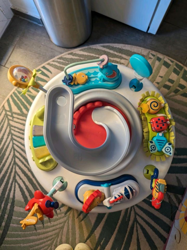 Fisher Price 2-in-1 Activity Center Spieltisch in Meißen