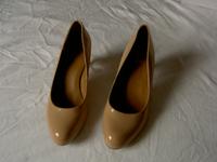 Pumps Lackleder beige/sand von Clarks, Gr. 38, 2x getragen, 7cm Bayern - Tittling Vorschau