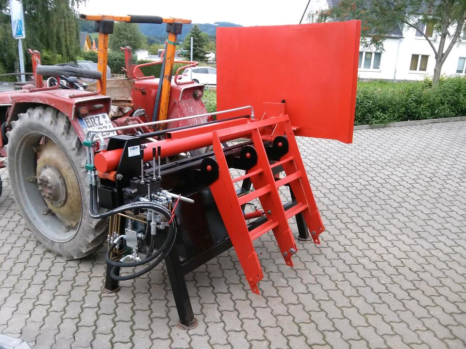 Traktor. Holzspalter in Drebach