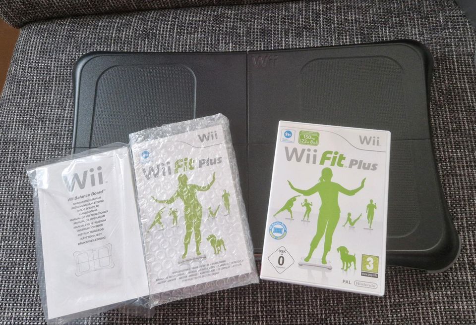 Nintendo Wii Konsole mit Zubehör in Bad Camberg