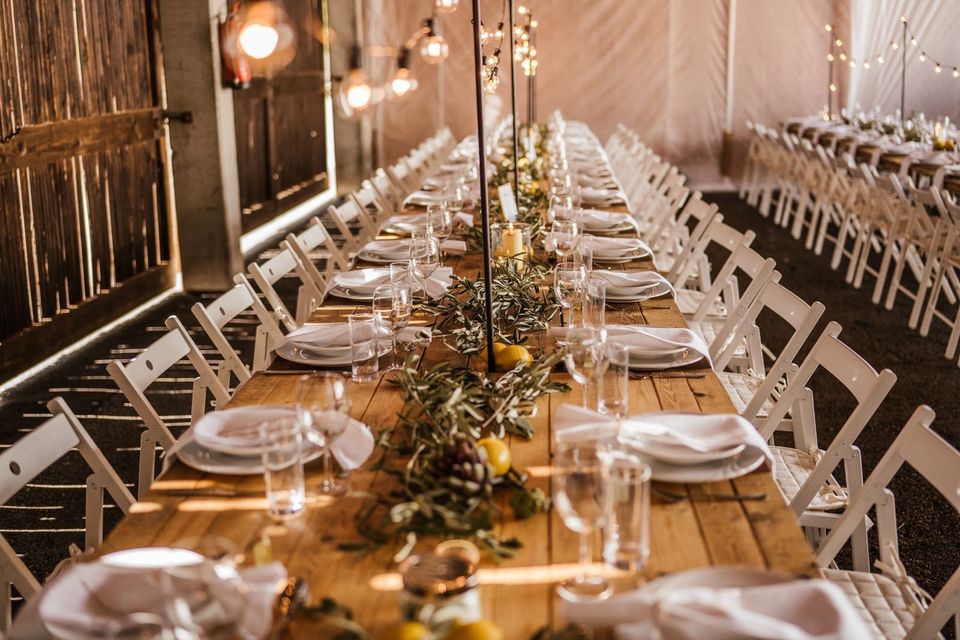 Outdoor Boho Zelt Hochzeit Trauung Tische Stühle mieten leihen in Sommerhausen Main