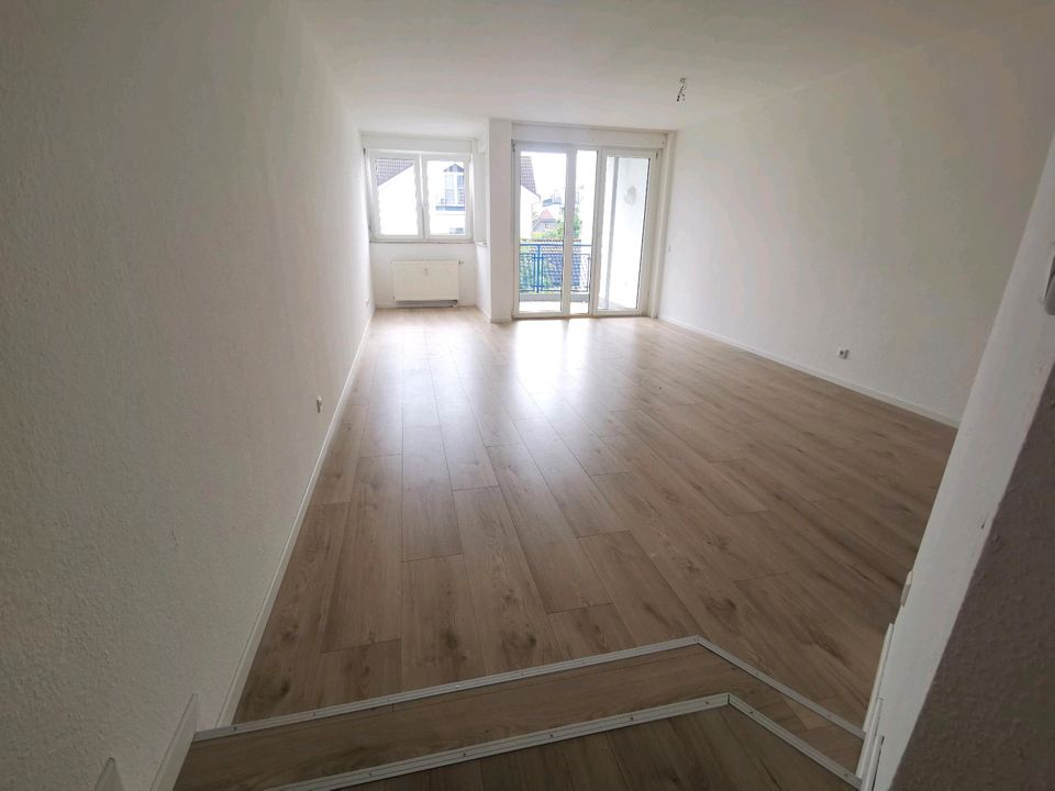 Helle, moderne 2 Zi. Wohnung mit Balkon und Wannenbad in Langen in Langen (Hessen)