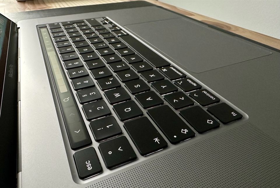 Apple MacBook Pro 16 Zoll, Touch Bar, i9, 1TB SSD neuwertig in Tiefenbronn