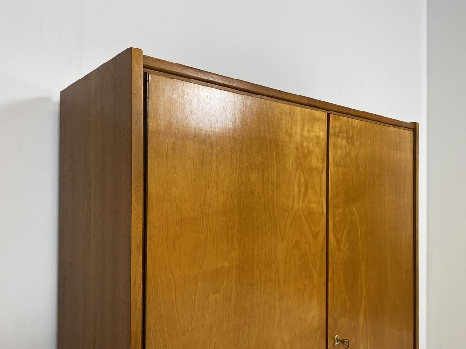 WMK Hübscher und geräumiger Mid-Century Wäscheschrank mit konischen Beinen und bicolorer Furnirung # Schrank Kleiderschrank Dielenschrank Schuhschrank Highboard Dresser 50er 60er - Lieferung möglich in Berlin