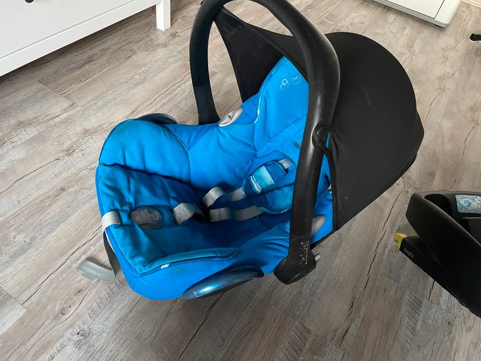 Maxi Cosi Waterfall Blue mit Isofix Station in Düsseldorf