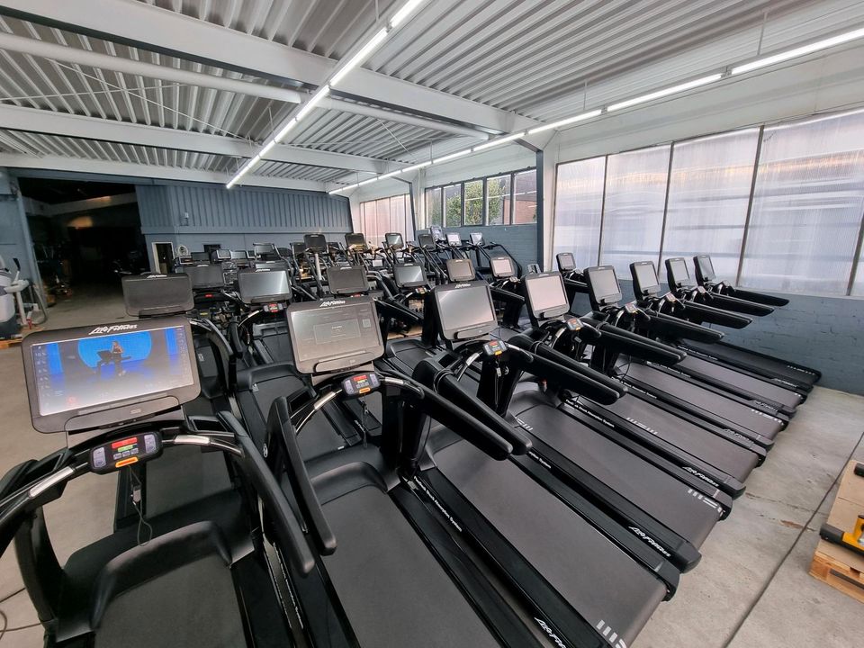 Life Fitness Laufband 95T Elevation Discover SE3HD Console !! in Detmold