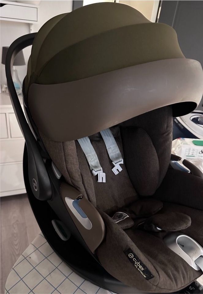 Kindersitz Babyschale Cybex Sirona Z i-size mit Basis Station in Dortmund