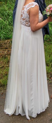 Wunderschönes Brautkleid mit Spitze und Perlen in Bietigheim-Bissingen