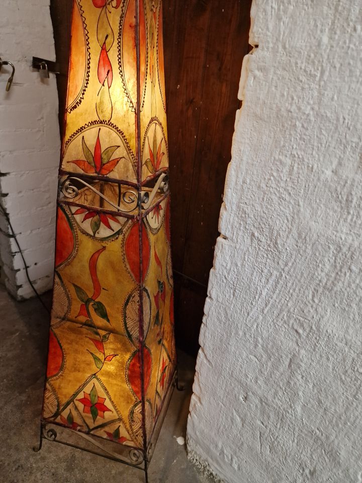 Zauberhafte dekorative handbemalte Stehlampe ca. 180 cm hoch in Hannover