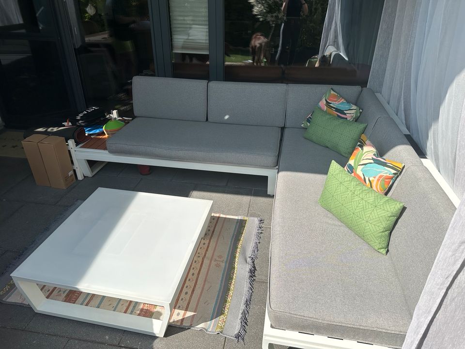 Outdoor Lounge mit Solar Beleuchtung und Tisch in Sindelfingen