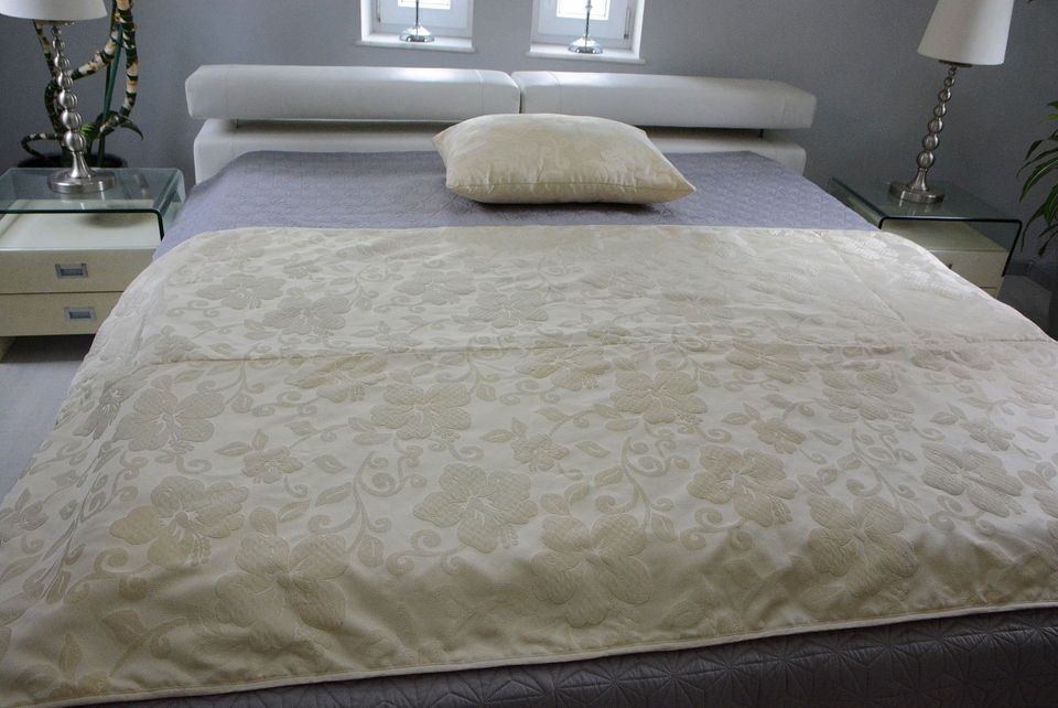Bettüberwurf Tagesdecke Bettdecke ca. 230x135 cm und ein Kissen in St. Leon-Rot