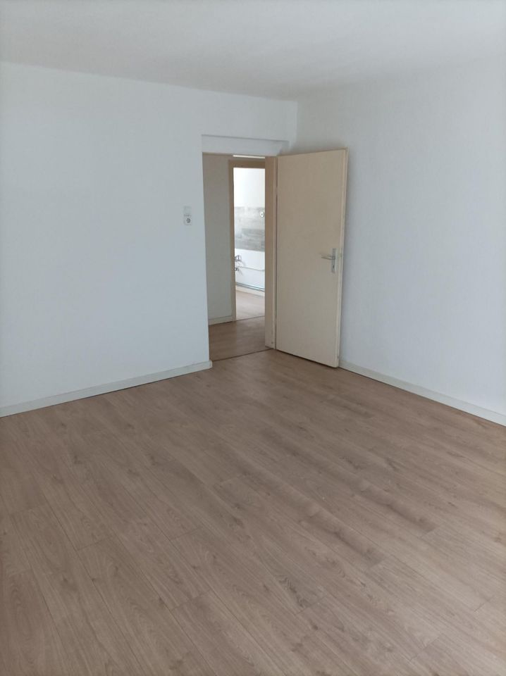 4 Zimmer Erdgeschoss Wohnung mit Balkon und Stellplatz in Schlotheim