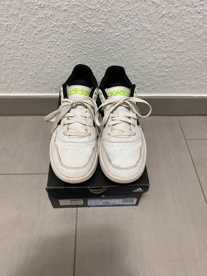 Jungen 37 Sneaker Adidas Hoops 3.0 weiß neongrün schwarz in Bottrop