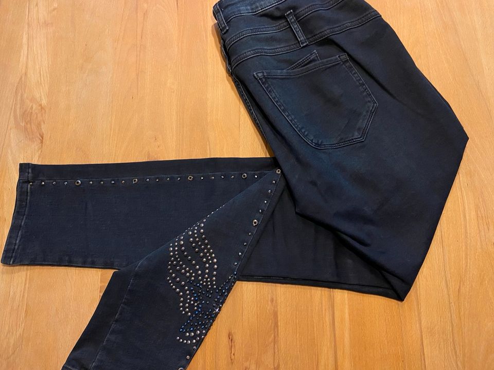 wie neu TREDY Jeans Gr 44 blau Strass Stretch Hose in Hünfelden