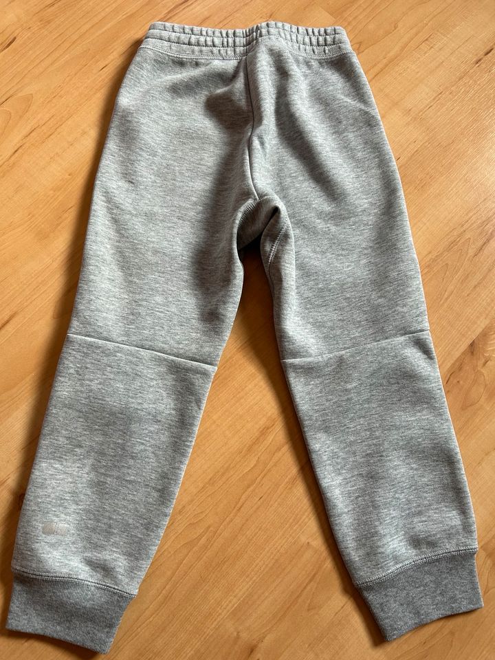 Jogginganzug Sportanzug von Uniqlo 130 grau, neuwertig in Troisdorf