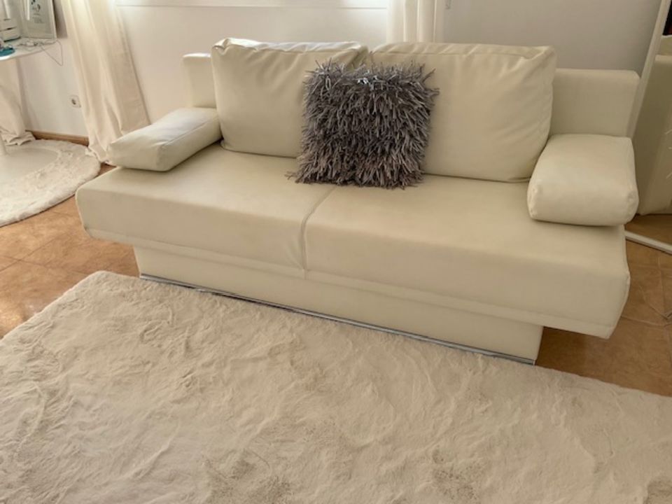 ** Schlafsofa und Teppich** weiss  Top Zustand ** in Berlin