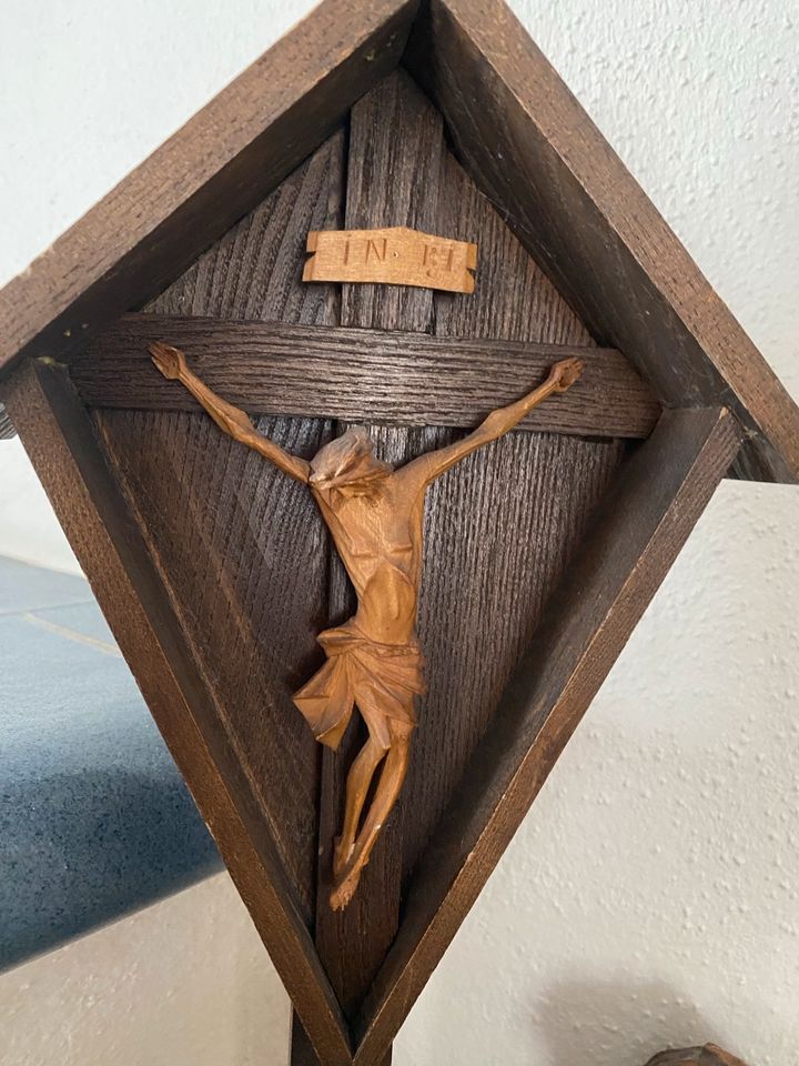 Holzkreuz mit zwei Engeln in Raubling
