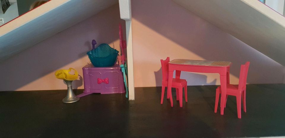 Barbie Haus mit viel Zubehör in Offenheim