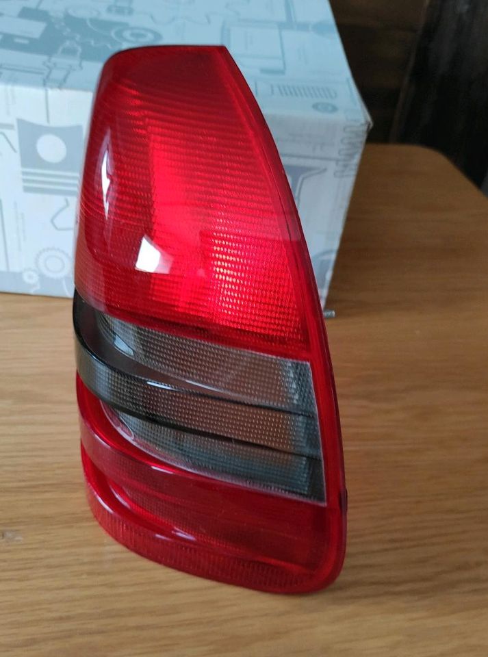 Rücklicht/Lichtscheibe Mercedes A 202 820 22 66 in Aurach