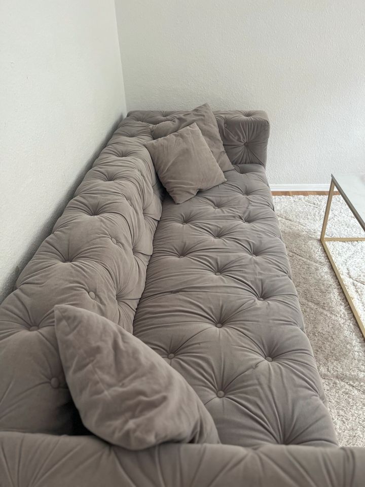 Couch im Chesterfield Stil in Grau/Beige Samtopti in Berlin