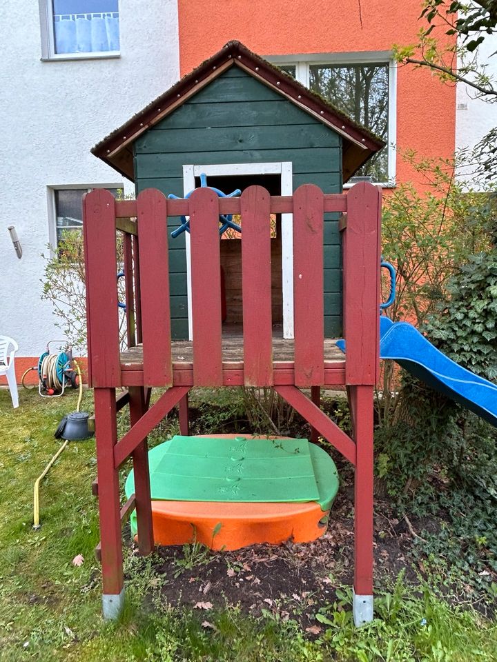 Stelzenhaus / Spielhaus mit  Rutsche, Dach v. Dachdecker gedeckt! in Berlin