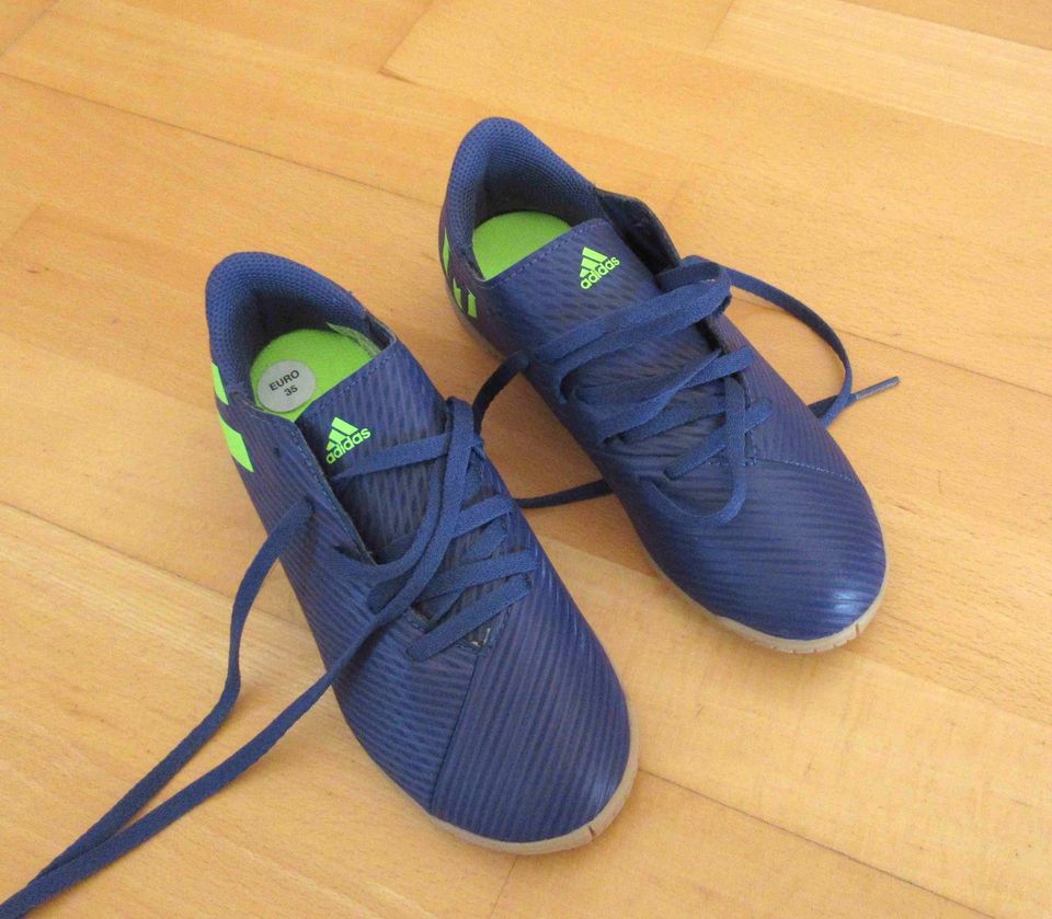 NEUE blaue Adidas Hallenturnschuhe Größe 35 in Neubiberg