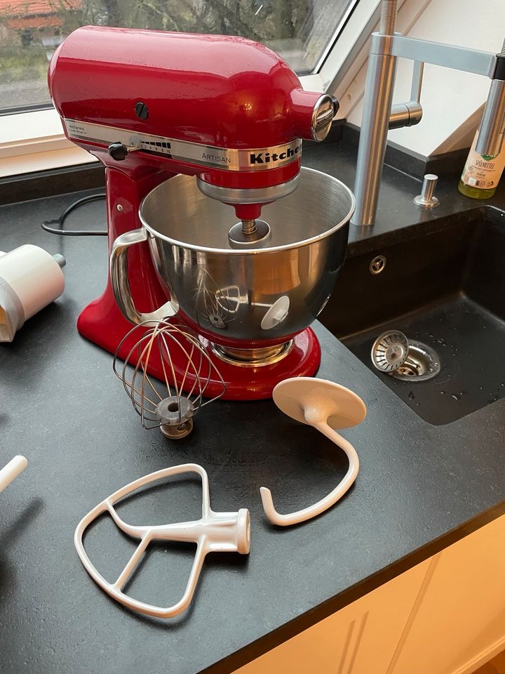 KitchenAid Artisan Küchenmaschine rot mit viel Zubehör in Dresden