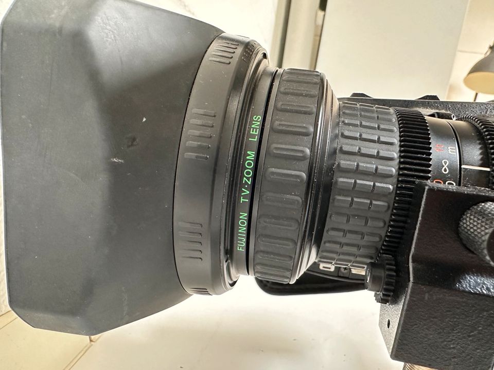 Studiokamera JVC GY-HD251 +umfassendes Zubehör im Case in Neuss