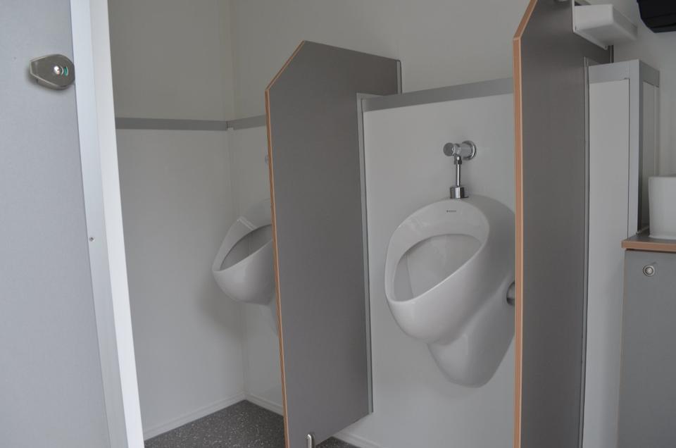 PKW Anhänger NEU 1300 Kg Toilettenwagen 2 Abteile Waschbecken in Bielefeld