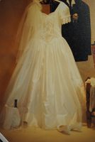 Hochzeitskleid-Brautkleid Größe 36/38 Wildseide-champagnerfarben Hessen - Frielendorf Vorschau