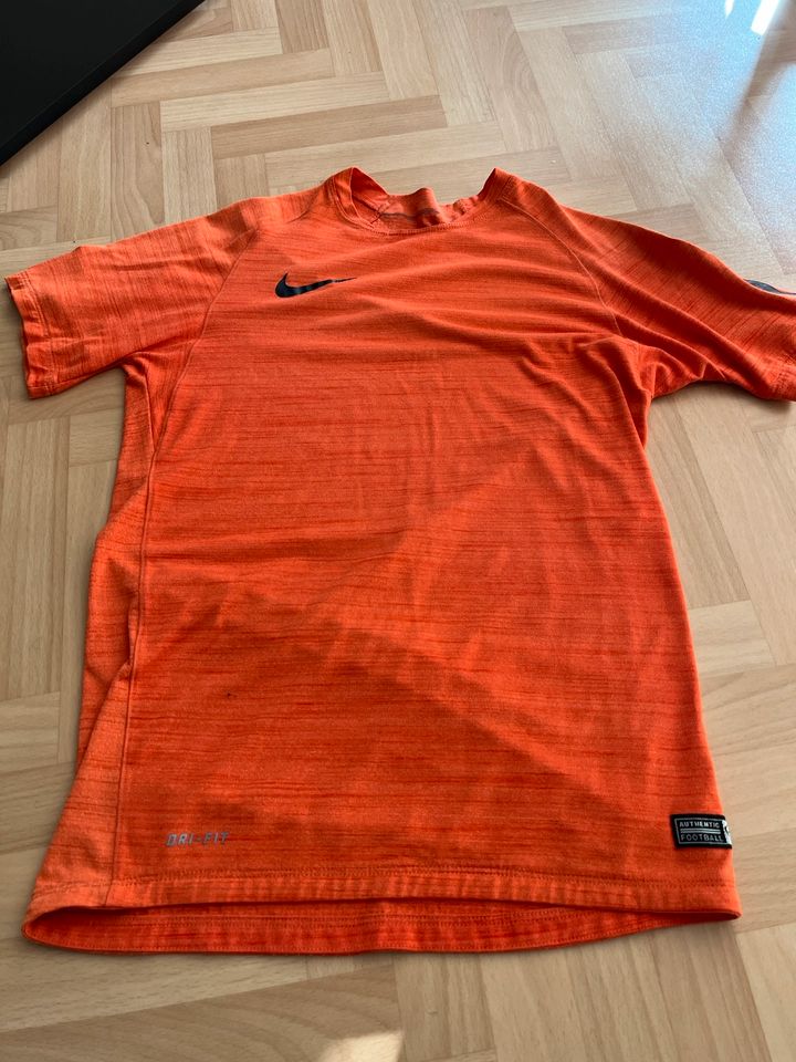 Nike Dri-Fit Sportshirt S in Marktrodach