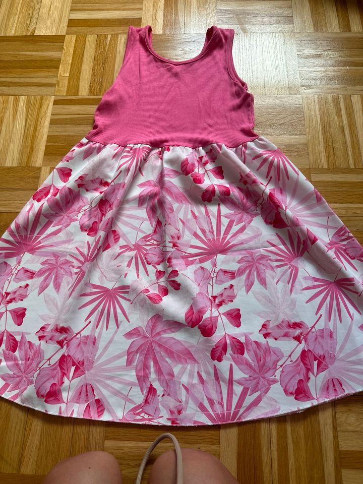 Kleid pink 140 aus Italien top Zustand in Niedernhausen