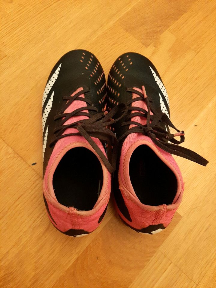 Adidas Fußballschuhe, EU 35, rosa/schwarz in München
