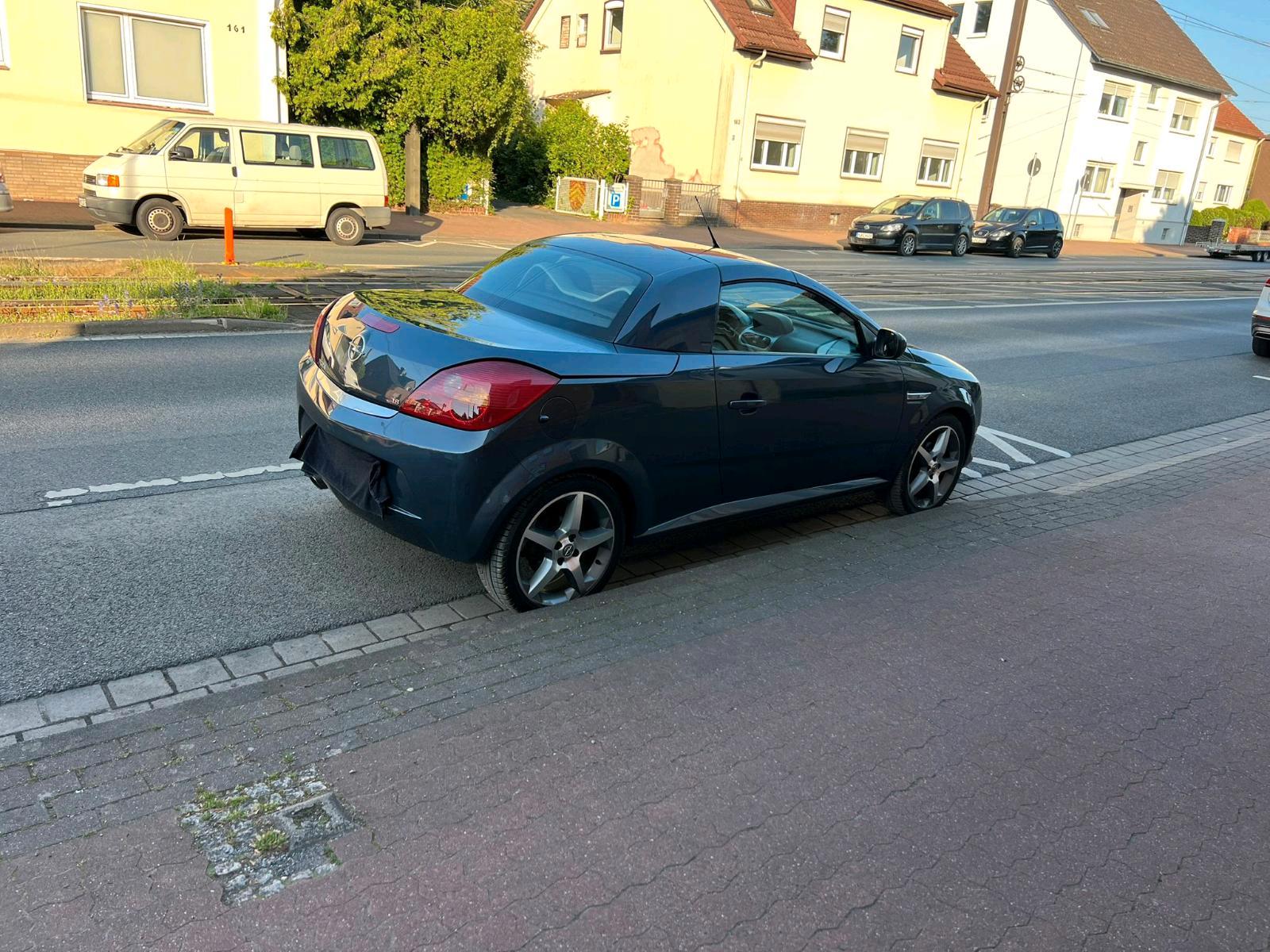 Abbildung des Autos Opel Tigra mit neuem TÜV