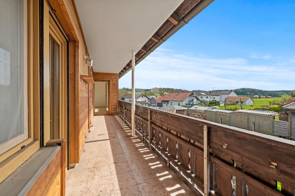 Sofort bezugsfrei: Zweifamilienhaus mit Sonnenbalkon, Terrasse und Pool in Niedertaufkirchen