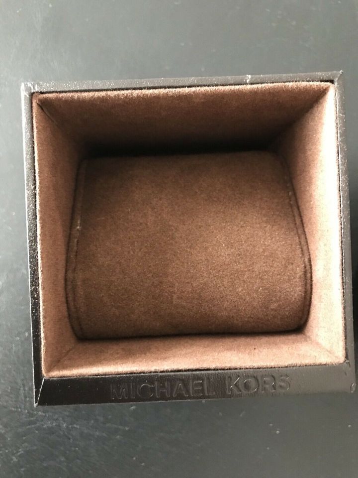 Leere Box von Michael Kors und Tommy Hilfiger Uhr in Schlierbach