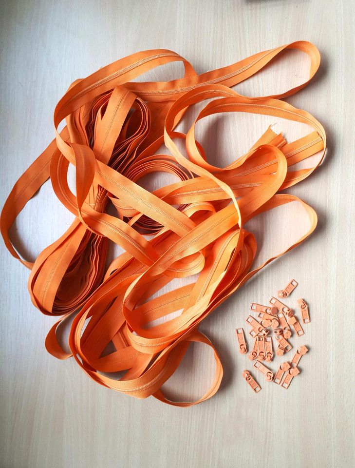 20,5 m Endlosreißverschluss 6 mm + 20 Zipper Metall orange in Erfurt