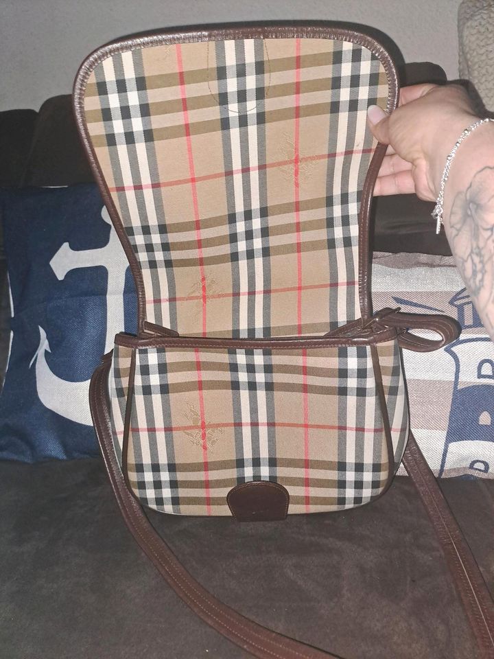 Handtasche und Portemonnaie der Marke Burberry in Salzwedel