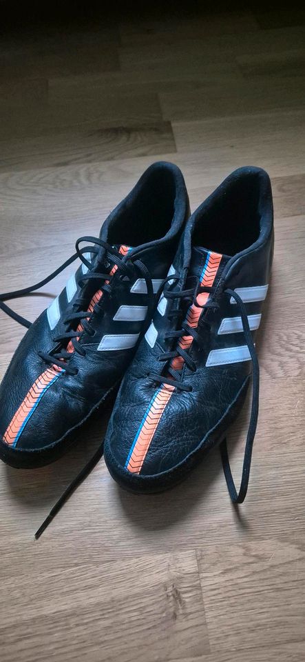 Adidas Kunstrasen Leder Fußballschuhe Gr. 46,5-47 in Kassel